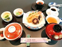 海老と季節野菜の天ぷら盛合せ、小鉢、茶碗蒸し、ごはん、香の物、お吸い物

食後のデザートと珈琲セットはプラス３００円(税込）