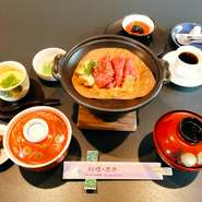 和牛ロース朴葉みそ焼き、小鉢、茶碗蒸し、ごはん、香の物、お吸い物

食後のデザートと珈琲セットはプラス３００円(税込）