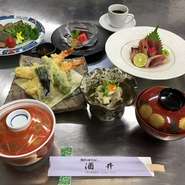 刺身、天ぷら、肉料理、小鉢、ごはん、香の物、お吸い物、デザート・珈琲付き
季節、仕入れにより内容が変わります。