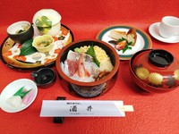 数量限定となります。要予約。
海鮮ちらし寿司、小鉢、茶碗蒸し、お吸い物

食後のデザートと珈琲セットはプラス３００円(税込）