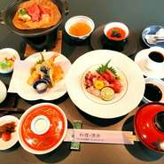 お刺身おまかせ盛合わせ、海老と季節野菜の天ぷら盛り合わせ、
和牛ロース朴葉みそ焼き
小鉢、茶碗蒸し、ごはん、香の物、お吸い物、デザート、珈琲