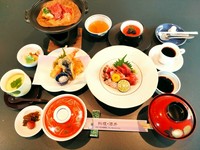 お刺身おまかせ盛合わせ、海老と季節野菜の天ぷら盛り合わせ、
和牛ロース朴葉みそ焼き
小鉢、茶碗蒸し、ごはん、香の物、お吸い物、デザート、珈琲