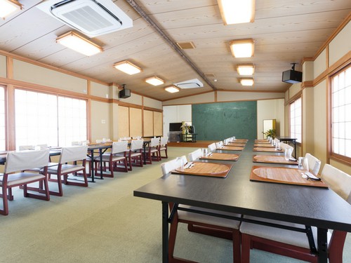 大人数の宴会にも対応する大広間の食事スペース