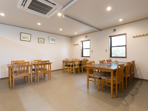 テーブルとテーブルの間は広く、ゆったりとしたスペース