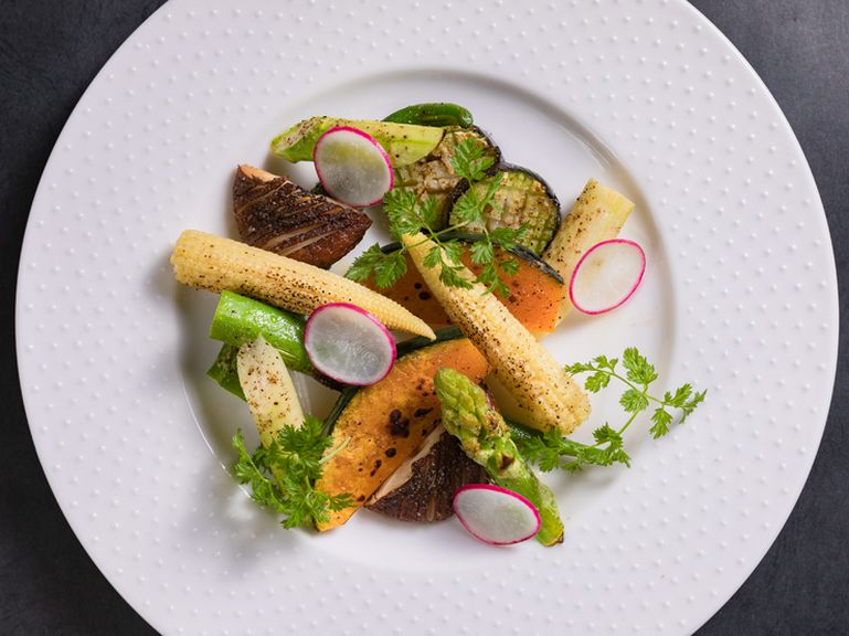 オリーブオイルでこんがりとグリルした『季節の焼き野菜』は体に優しい一品