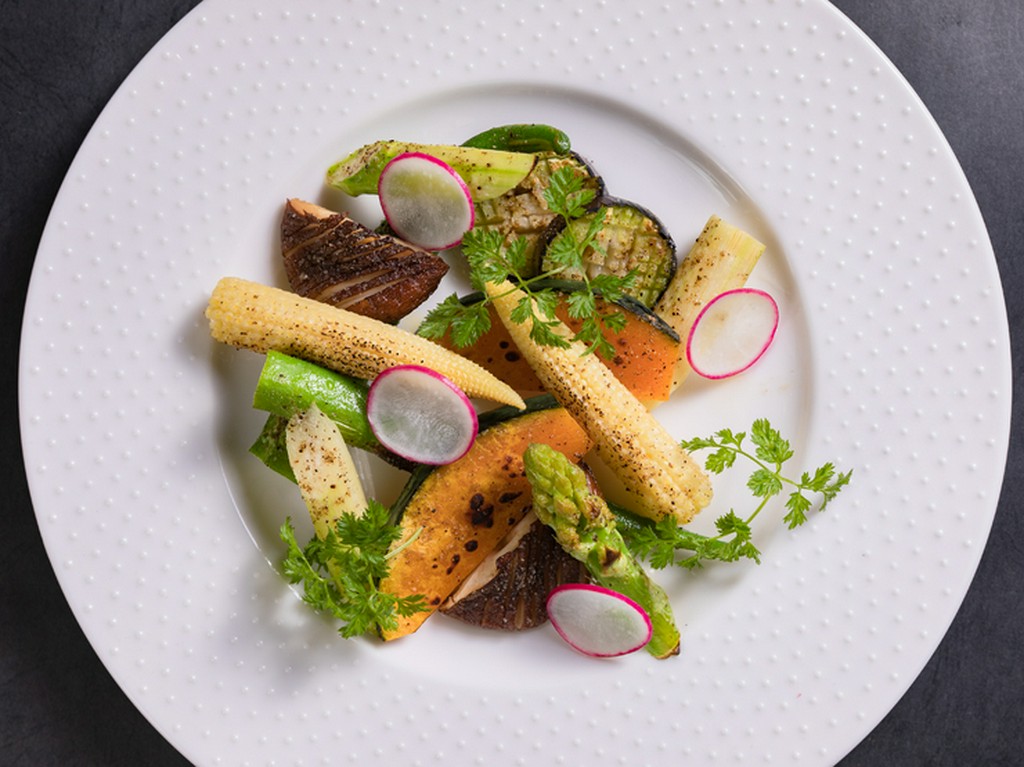 オリーブオイルでこんがりとグリルした『季節の焼き野菜』は体に優しい一品