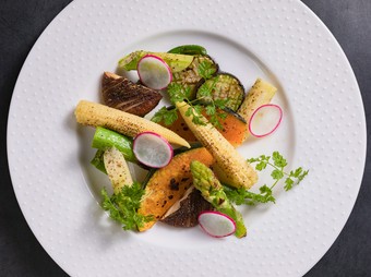 オリーブオイルでこんがりとグリルした『季節の焼き野菜』は体に優しい一品