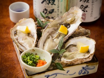 年中生牡蠣を楽しめるのは全国から直送しているからこそ『産地直送！本日の生牡蠣』