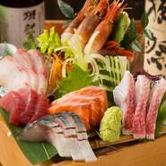 アカジンミーバイといった沖縄ならではの高級魚をはじめ、その季節の旬魚を5種類味わえる贅沢な一皿。朝仕入れたばかりの魚はどれも鮮度抜群。盛付けが豪勢なので、宴席で頼むのもオススメです。