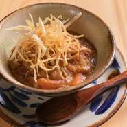 伊江島牛の牛スジと野菜10種を細かく刻み、野菜の水分と久米島の味噌2種を使って煮込んでいます。舐めて食せるくらい柔らかくドロっとしているのが特徴。野菜は旬のものを使用し、季節の味わいが楽しめます。