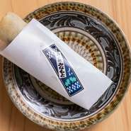 金武鰻を蒸したものと、石垣島のコショウで香り付けして土鍋で炊いたご飯を合わせ、皮で巻いて揚げています。鰻はふわふわで柔らかく、口の中でとろける味わい。鰻重を片手で食すような、新感覚の春巻きです。