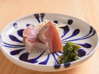 お酒のあてにもオススメ。手間暇かけて丁寧につくった『鮪漬藁焼き 島ニラ醤油 5切れ』