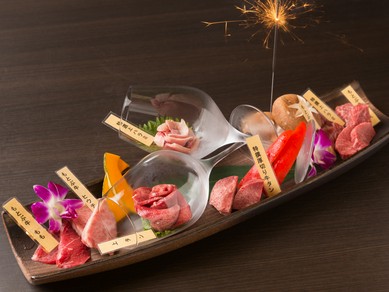 記念日にふさわしい、華やかな盛り合わせ『杏特製肉プレート』