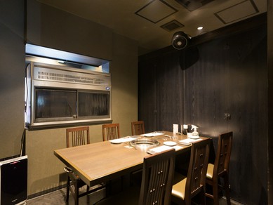 プライベート空間で食事を楽しめる個室も完備