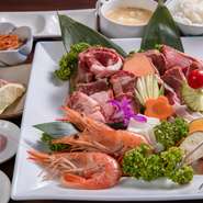 全90分（L.O.15分前）の食べ放題。定番のカルビやロース、コチュジャン風味の壺漬けカルビや県産アグーロース、新鮮な海の幸や旬の野菜も用意。無煙ロースターで煙を気にせず、思いのままに焼肉を楽しめます。