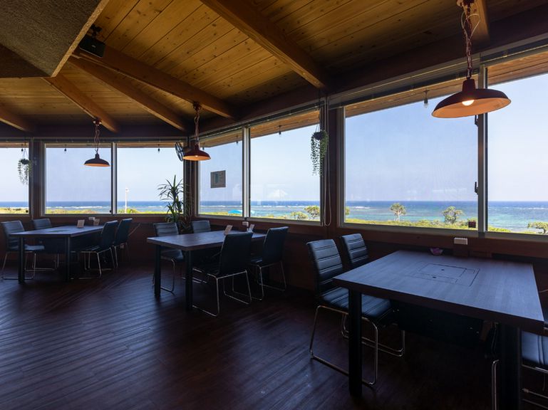 太平洋を間近に食事を楽しめる