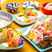 「スーチカー」という豚肉を塩漬けにしたものやアグー豚をだしにくぐらせ、自家製シークァーサーぽん酢や海ぶどうと共にいただきます。セットにつく、だしに浸すと緑色に変わるもずくや〆の雑炊をご堪能ください。