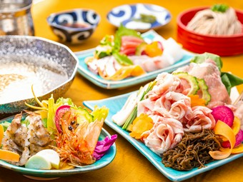 色彩豊かな盛付けもうれしい『やんばる島豚あぐーロース＆やんばるあぐースーチカーしゃぶしゃぶ』