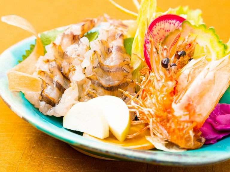 だしにくぐらせると…パッと紅い花咲く『宜野座産の車海老のしゃぶしゃぶ』