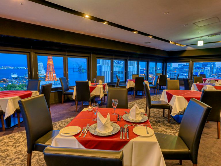 美しい神戸の夜景を一望する店内