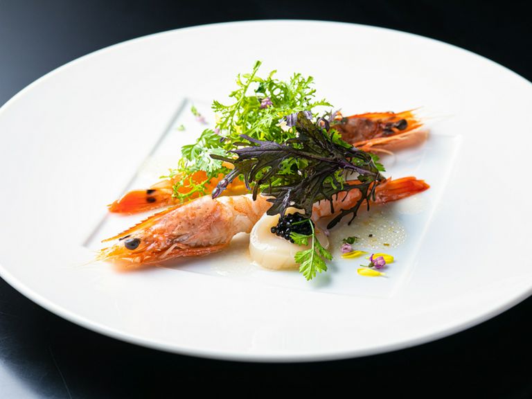 『天使の海老とホタテ貝 キャビア添え 菜園サラダと香草ビネグレット』