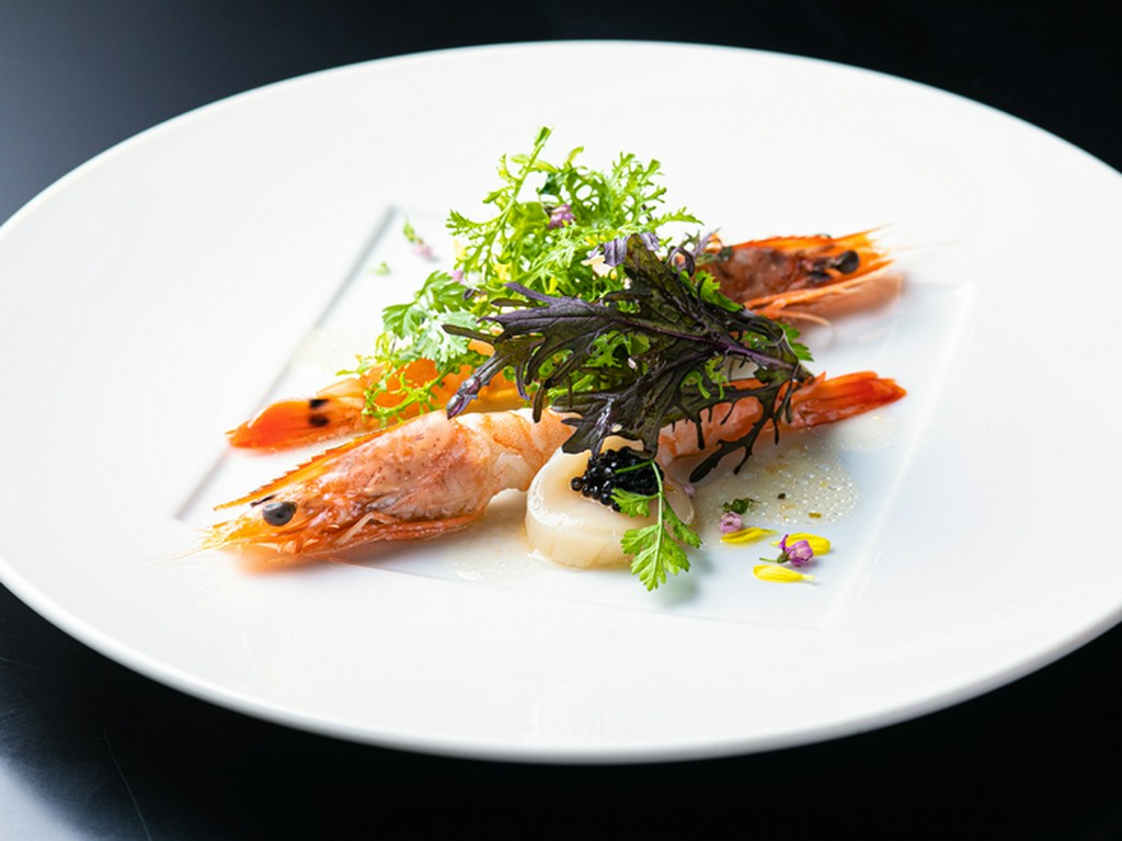 『天使の海老とホタテ貝　キャビア添え　菜園サラダと香草ビネグレット』