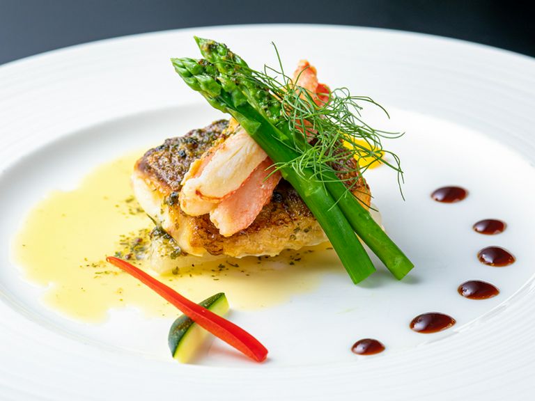 『鮮魚のポワレとズワイガニ カフェドパリとバルサミコ』