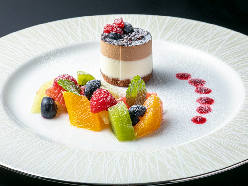 『ディアマンノワールと季節のフルーツ』