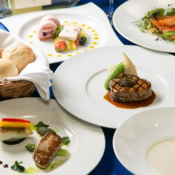 フォアグラを使用したメニューや、旨みあふれる牛フィレ肉などをご用意しております。