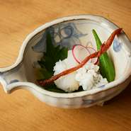 丁寧に骨切りをしてから湯引きして、鱧の上品な旨みを引き出した関西の夏の定番。京都の料理人が技を凝らす梅肉には、醤油と煮切酒を加え、鱧の骨でとっただしで風味を高めるなど細やかな仕事ぶりが光ります。