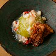 冬瓜の風味とユリ根の甘みや海老入りの餡のコクが相まって、食べ進むほどに深い味わいに。添えられているのは鱧の照り焼きですが、穴子やアワビなどに変わることもあり、料理人の遊び心も楽しみのひとつです。