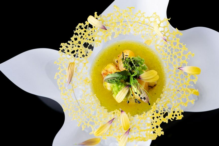 口の中で一体化『華やぐ大海原をミニマムにデコレーション“鱧のムース・車海老・帆立貝柱のアスピック”』