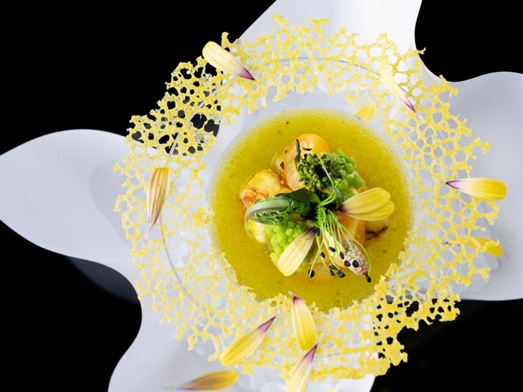 口の中で一体化『華やぐ大海原をミニマムにデコレーション“鱧のムース・車海老・帆立貝柱のアスピック”』