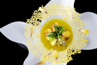 口の中で一体化『華やぐ大海原をミニマムにデコレーション“鱧のムース・車海老・帆立貝柱のアスピック”』