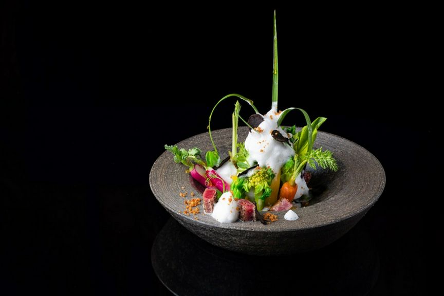 『可憐に咲いた花のようなフォルムが美しい“トリュフ出汁エスプーマのオーガニック野菜と本鮪の炙り”』