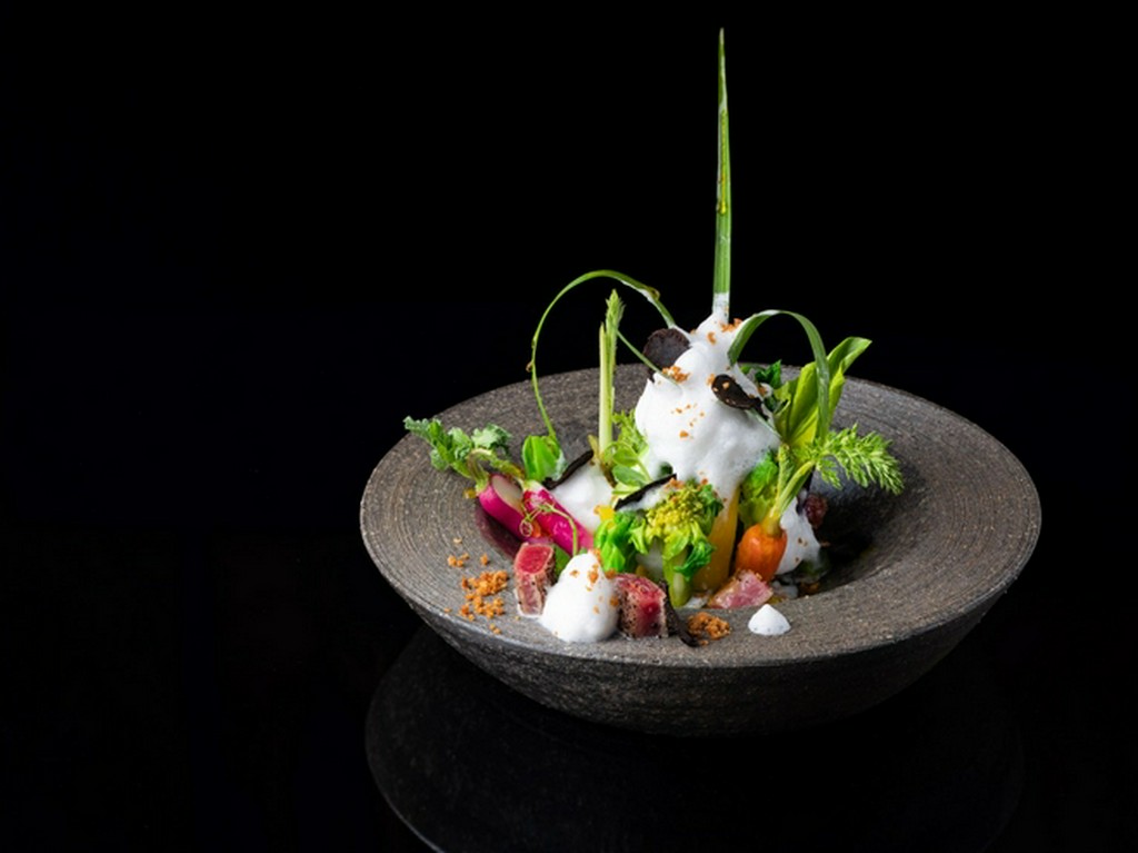 『可憐に咲いた花のようなフォルムが美しい“トリュフ出汁エスプーマのオーガニック野菜と本鮪の炙り”』