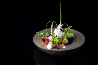 『可憐に咲いた花のようなフォルムが美しい“トリュフ出汁エスプーマのオーガニック野菜と本鮪の炙り”』