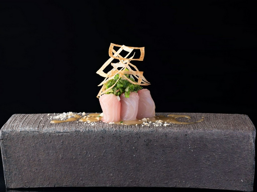 “ピリピリ”とした舌触りが愉しい『新鮮魚介のカルパッチョ 辛子酢味噌シャンパンソース』