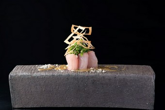 “ピリピリ”とした舌触りが愉しい『新鮮魚介のカルパッチョ 辛子酢味噌シャンパンソース』