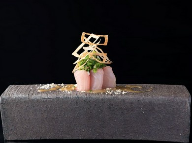 “ピリピリ”とした舌触りが愉しい『新鮮魚介のカルパッチョ 辛子酢味噌シャンパンソース』