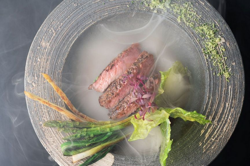 “熟成牛ロースのロースト ダージリン茶葉を使っての雲海”極上牛肉を香り高きダージリンで仕上げた一品