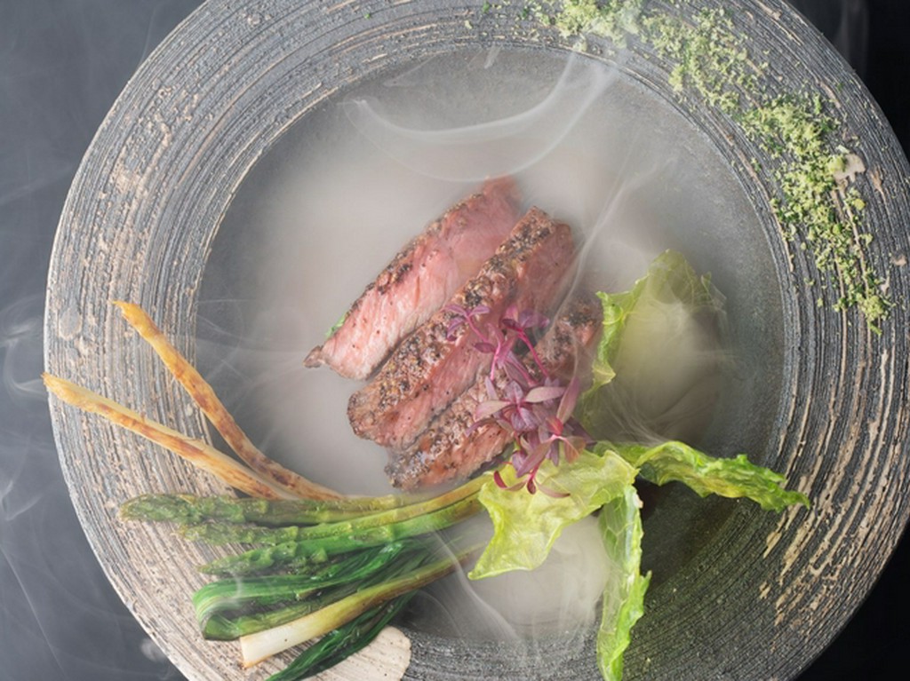 “熟成牛ロースのロースト ダージリン茶葉を使っての雲海”極上牛肉を香り高きダージリンで仕上げた一品