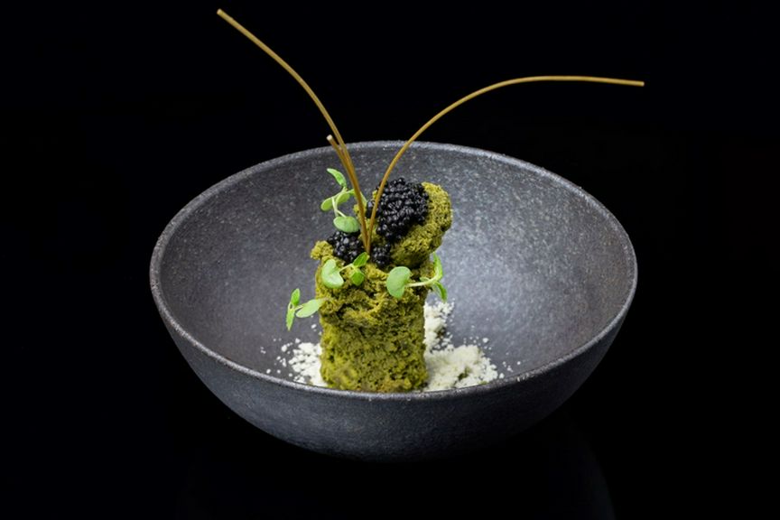 京野菜の旨みが世界三大珍味とマリアージュ“九条ねぎ・万願寺唐辛子の乾燥メレンゲとキャビア”