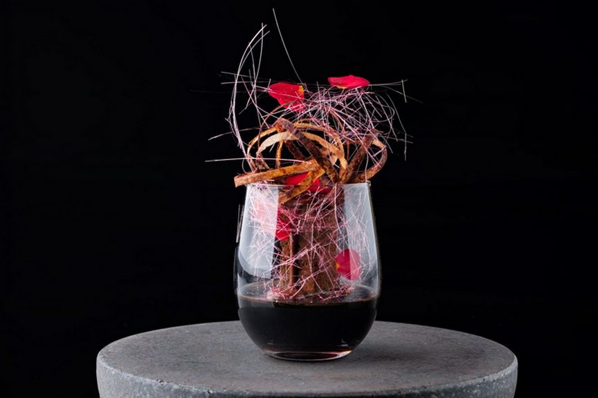 深紅と褐色のコントラストが優しく心奪う“カカオのジュレと宇治ほうじ茶のスフレ”