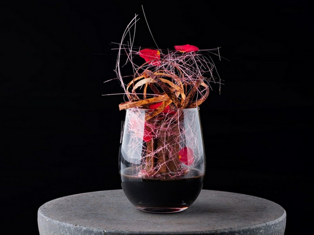 深紅と褐色のコントラストが優しく心奪う“カカオのジュレと宇治ほうじ茶のスフレ”