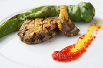 鮑の食感と風味を楽しめる『鮑の網焼き　万願寺唐辛子と赤ピーマンのソース』