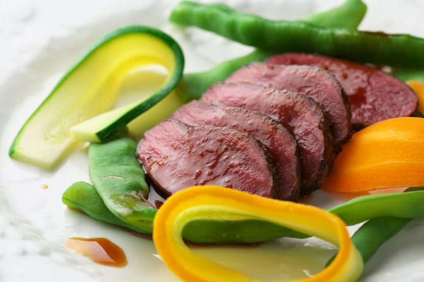 しっとりと柔らかく、くさみがない『鳥取県の猟師次郎さんのとった夏鹿のロースト 野菜添え』