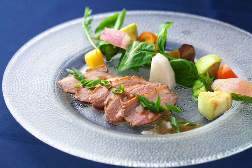 パリッとした皮目がたまらない『鴨ロース肉のサラダ仕立て　ハチミツと香辛料のドレッシング』
