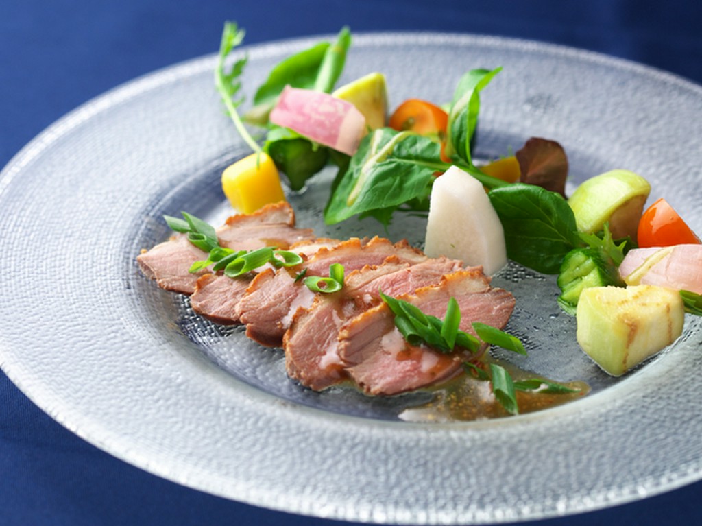 パリッとした皮目がたまらない『鴨ロース肉のサラダ仕立て　ハチミツと香辛料のドレッシング』