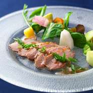季節のコースで提供される前菜。塩・胡椒・砂糖で一晩マリネした鴨肉を低温調理し、提供前に皮目をパリッと焼いてスライスしてくれます。はちみつと香辛料の効いたドレッシングが絶妙にマッチ。